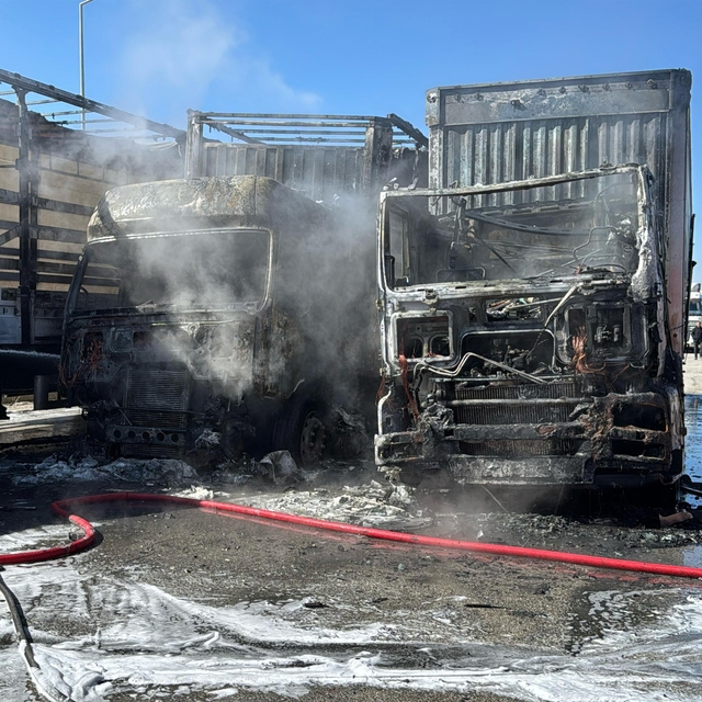 Eskişehir'de park halindeki 3 tır yandı