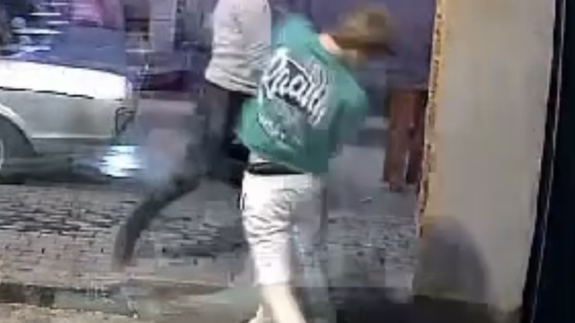 Kafe sahibi ile müşteri arasında çıkan kavga kamerada