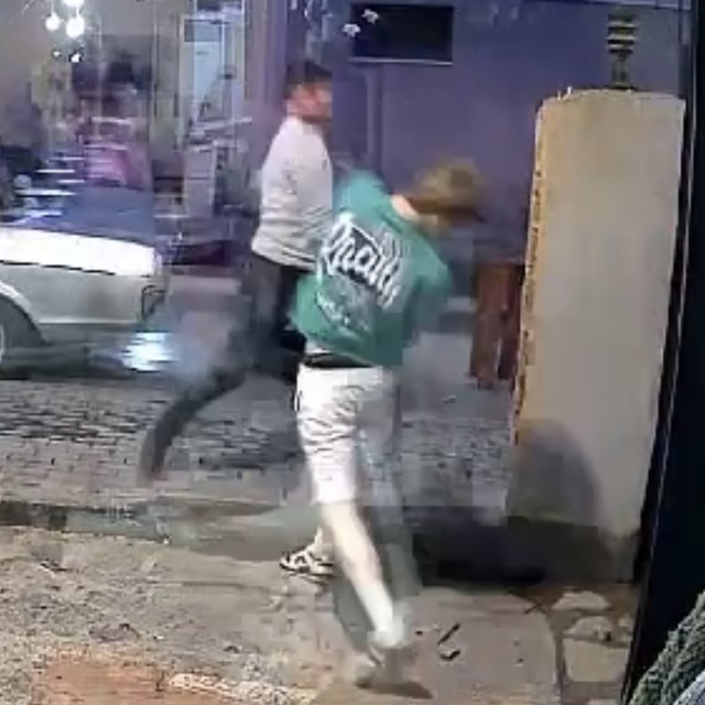 Kafe sahibi ile müşteri arasında çıkan kavga kamerada