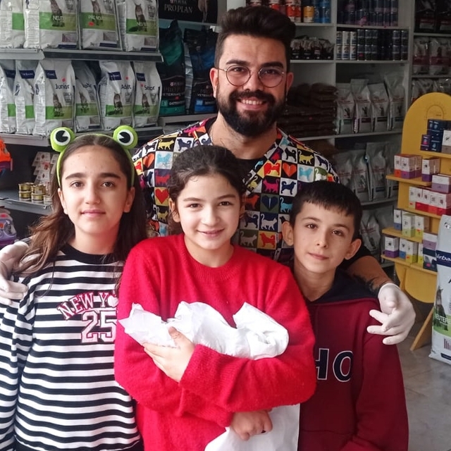 Balıkesir'de çocuklar soğuktan etkilenen köpeği kalp masajıyla hayata döndü...