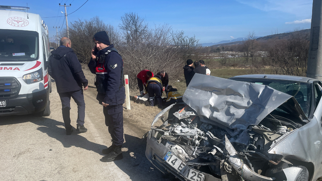 Bolu'da kamyonetle çarpışan otomobildeki baba ve oğlu yaralandı