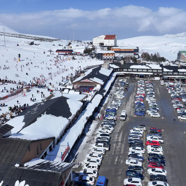 Kayakseverler Erciyes'te kışın tadını çıkarıyor