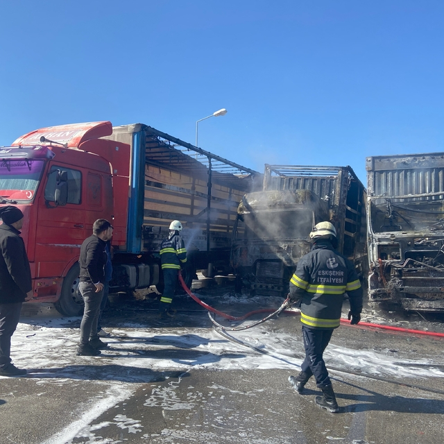 Park halindeki 3 TIR'da yangın