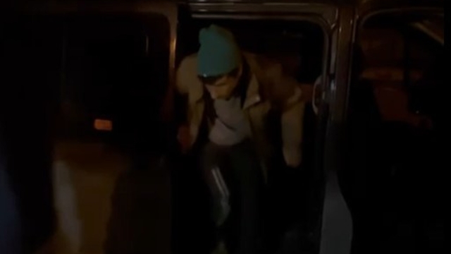 Erciş'te durdurulan araçta 10 kaçak göçmen çıktı