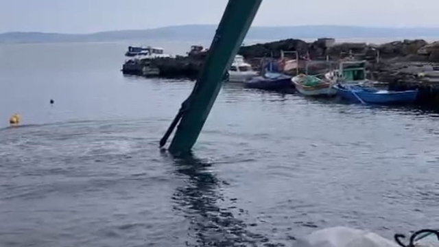 Gelibolu'da balıkçı teknelerinin bulunduğu liman temizlendi