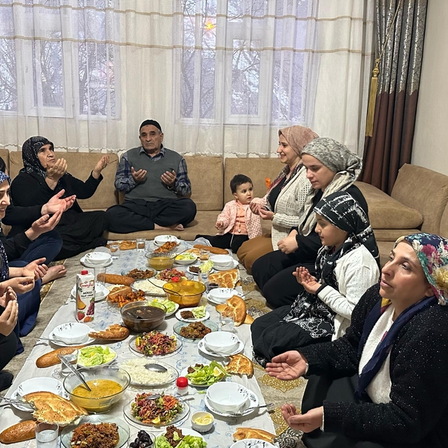 Akşam ezanının en erken okunduğu yerlerden Şemdinli'de ilk iftar yapıldı