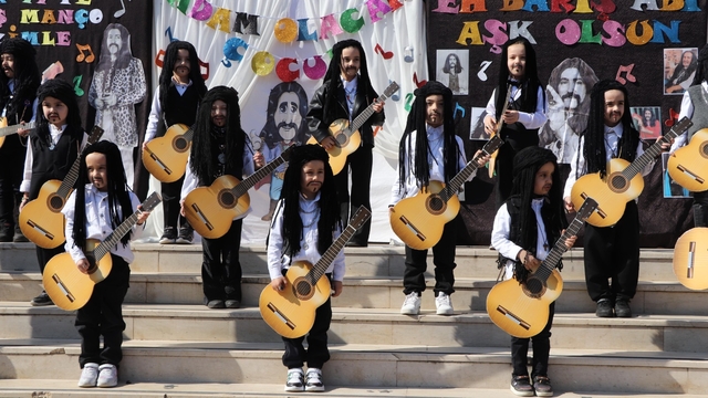 Mersin'de minik öğrenciler Barış Manço'yu şarkılarıyla andı