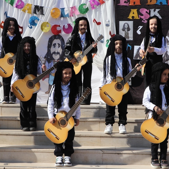 Mersin'de minik öğrenciler Barış Manço'yu şarkılarıyla andı
