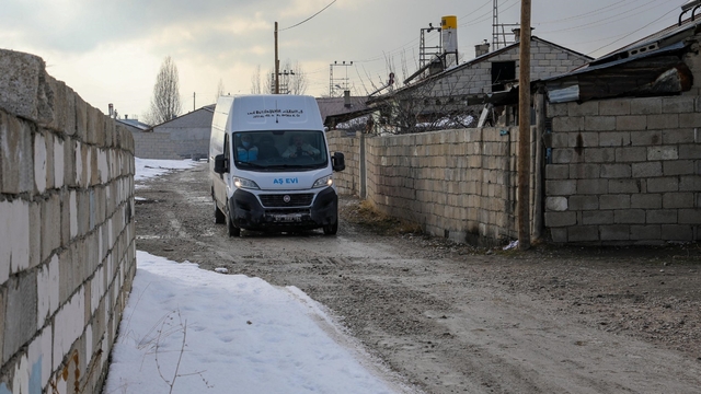Van'daki aşevinde 10 bin kişiye iftarlık ulaştırıldı