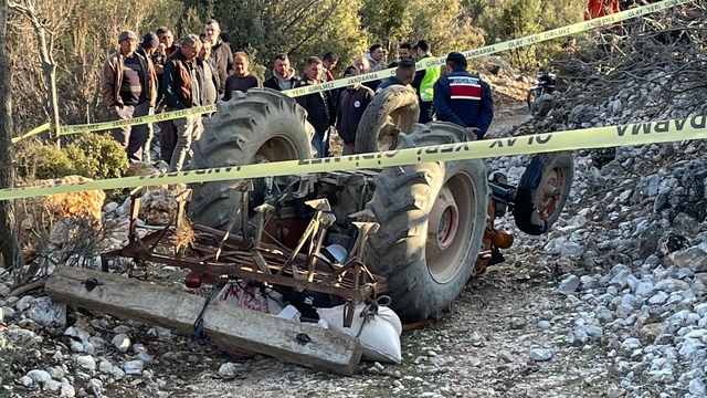Burdur'da devrilen traktörün sürücüsü hayatını kaybetti
