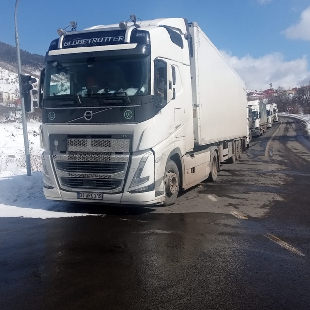 Ulaşımın normale döndüğü Türkgözü-Posof-Damal yolunda tır geçişleri başladı