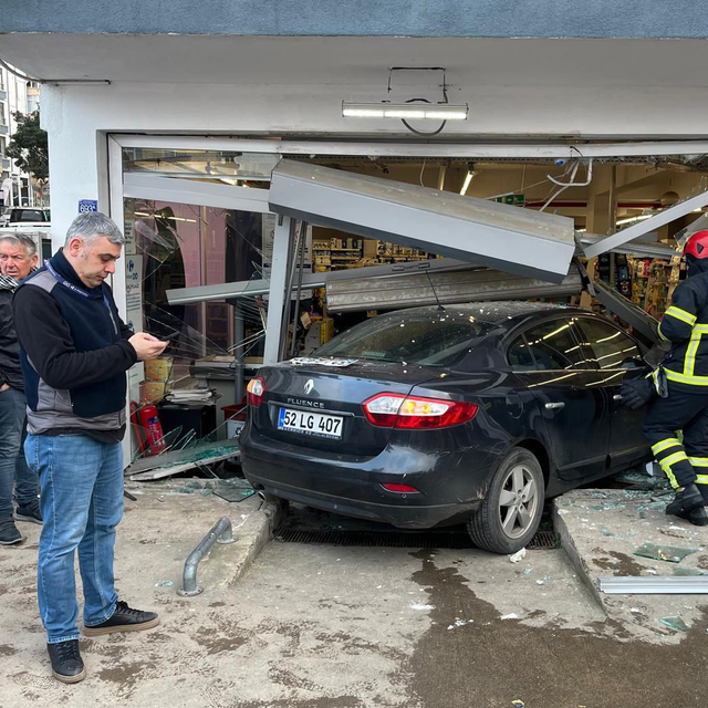 Ordu'da otomobil, markete daldı; 3 yaralı