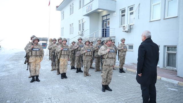Muş Valisi Çakır, güvenlik güçleriyle iftar yaptı