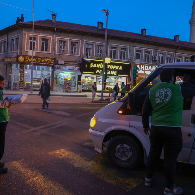 Nevşehir'de iftara yetişemeyen sürücülere su ve hurma ikram edildi