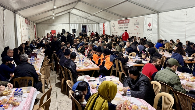 Kırşehir Ahi Evran Külliyesi'nde yüzlerce kişi ilk iftarı birlikte yaptı