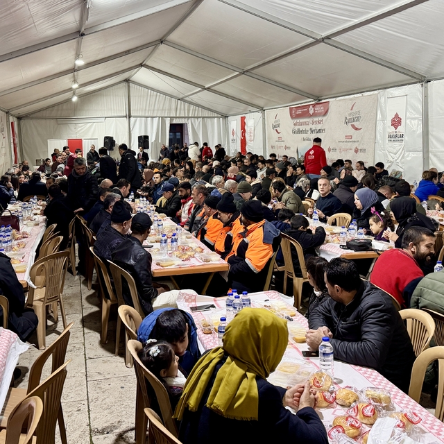 Kırşehir Ahi Evran Külliyesi'nde yüzlerce kişi ilk iftarı birlikte yaptı