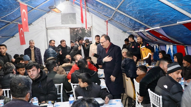 Siirt'te vatandaşlar iftar çadırında ilk iftarını yaptı