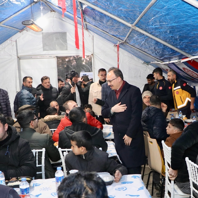 Siirt'te vatandaşlar iftar çadırında ilk iftarını yaptı