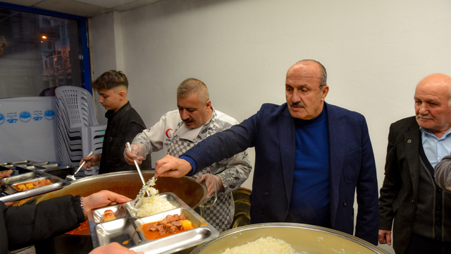 Taşköprü Belediye Başkanı Arslan, orucunu vatandaşlarla iftar sofrasında açtı
