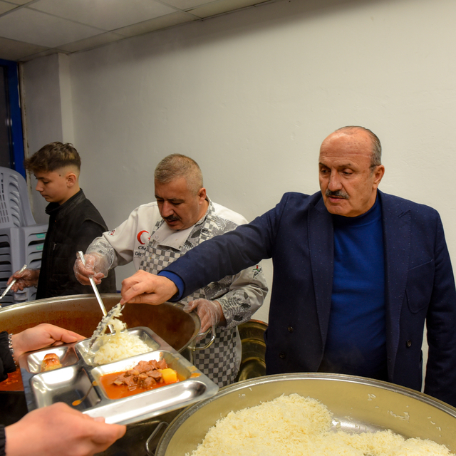 Taşköprü Belediye Başkanı Arslan, orucunu vatandaşlarla iftar sofrasında aç...