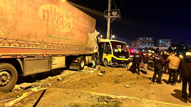 Mardin'de tır ile minibüsün çarpıştığı kazada 4 kişi yaralandı