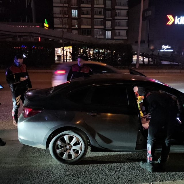 Çorum'da dur ihtarına uymayarak kaçan 2 kişi polis kovalamacasıyla yakaland...