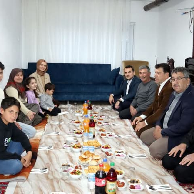Finike Kaymakamı Çelik, şehit Korkmaz'ın ailesiyle iftar yaptı