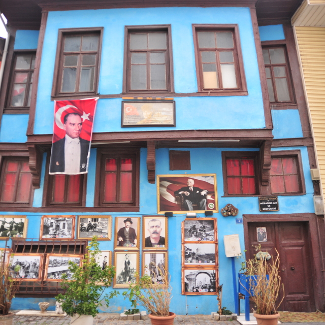 Dedelerinin mübadele dönemindeki hayatlarını Rum evinde yaşatıyor