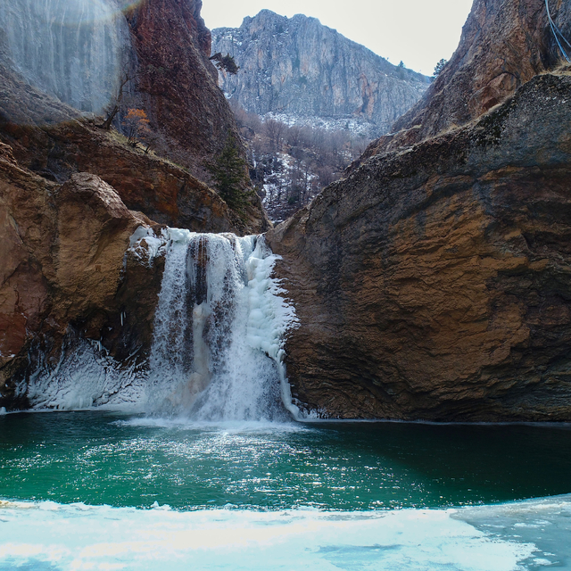 Konya'da Çetmi Şelalesi buz tuttu