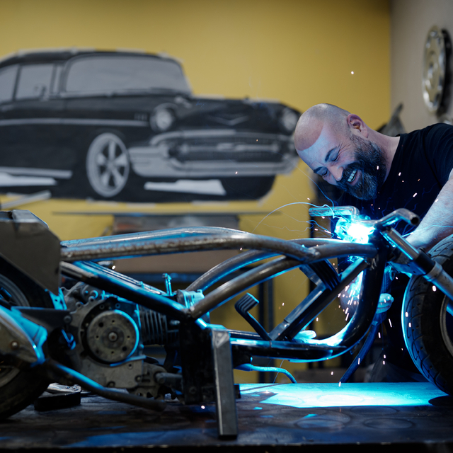 Hurda araç parçaları dekoratif eşyalara dönüşüyor