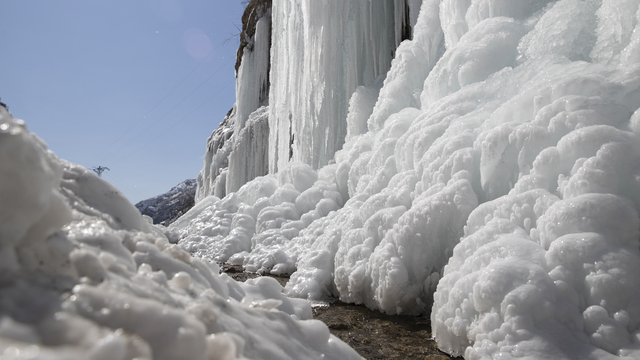 Buz tutan "Ağlayan Kayalar" fotoğraf tutkunlarını ve doğaseverleri ağırlıyor