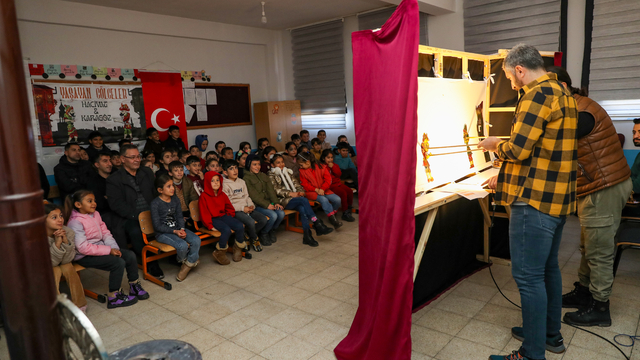 Öğretmenler, kırsaldaki öğrenciler için Hacivat-Karagöz oyununu perdeye taşıyor