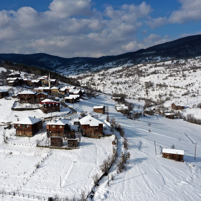 Kastamonu'nun karla buluşan ahşap evleri havadan görüntülendi