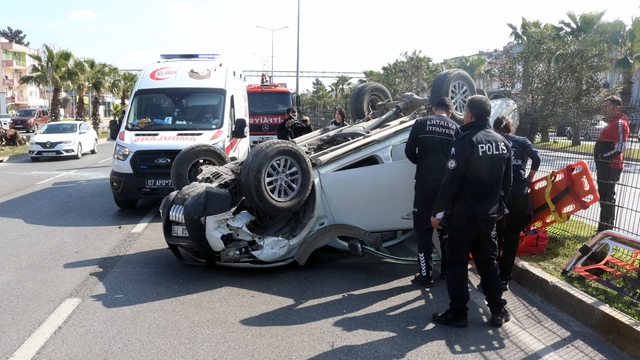 Ağaca çarpıp takla atan aracın sürücüsü yaralandı