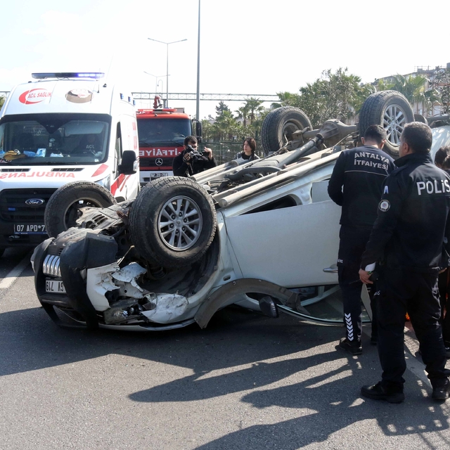 Ağaca çarpıp takla atan aracın sürücüsü yaralandı