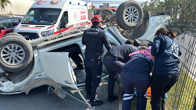 Antalya'da ters dönen otomobilde sıkışan sürücü ekiplerce kurtarıldı
