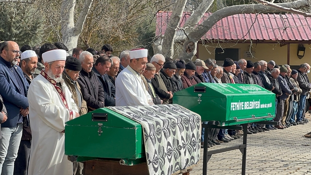 Muğla'da evde çıkan yangında ölen karı kocanın cenazeleri defnedildi