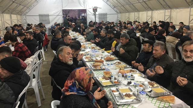 Espiye Belediyesi'nin ramazan çadırında ilk iftar yapıldı