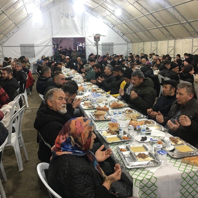 Espiye Belediyesi'nin ramazan çadırında ilk iftar yapıldı