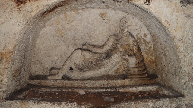 Şanlıurfa'da bir evin avlusunda bulunan kaya mezarı kayıt altına alındı