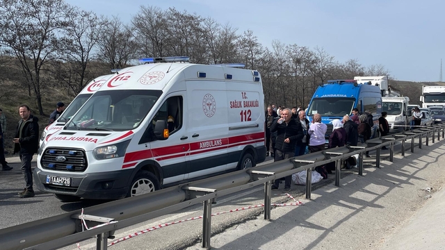 Bilecik'te tırın yolcu otobüsüne arkadan çarptığı kazada çok sayıda kişi yaralandı