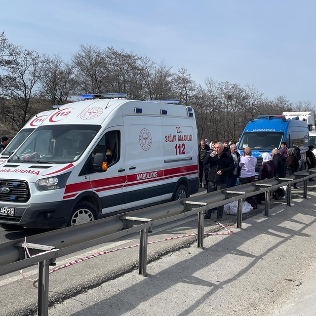 Bilecik'te tırın yolcu otobüsüne arkadan çarptığı kazada çok sayıda kişi ya...