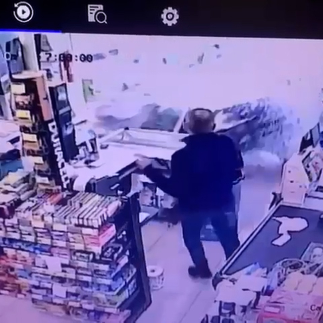 Otomobilin markete daldığı kazanın görüntüleri ortaya çıktı