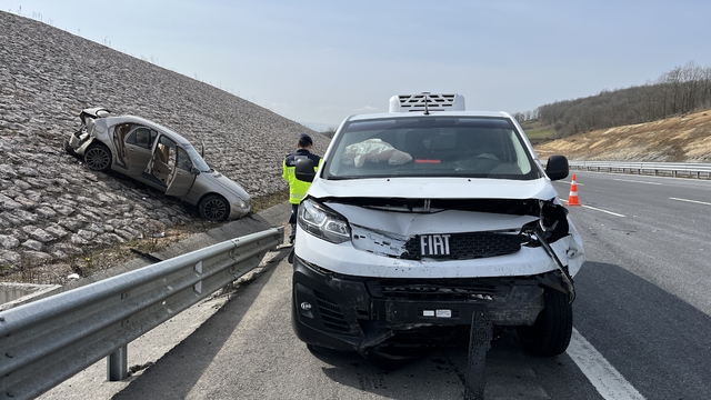 Minibüsün çarptığı otomobil, yoldan çıktı; 2 yaralı