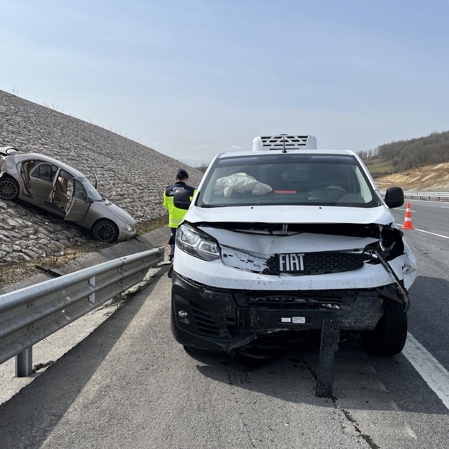 Minibüsün çarptığı otomobil, yoldan çıktı; 2 yaralı