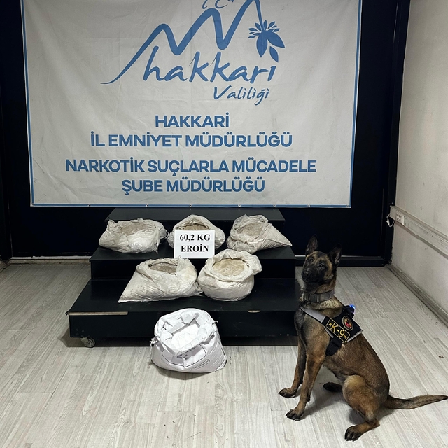 Hakkari'de nişasta çuvallarına gizlenmiş 60 kilo 200 gram eroin ele geçiril...