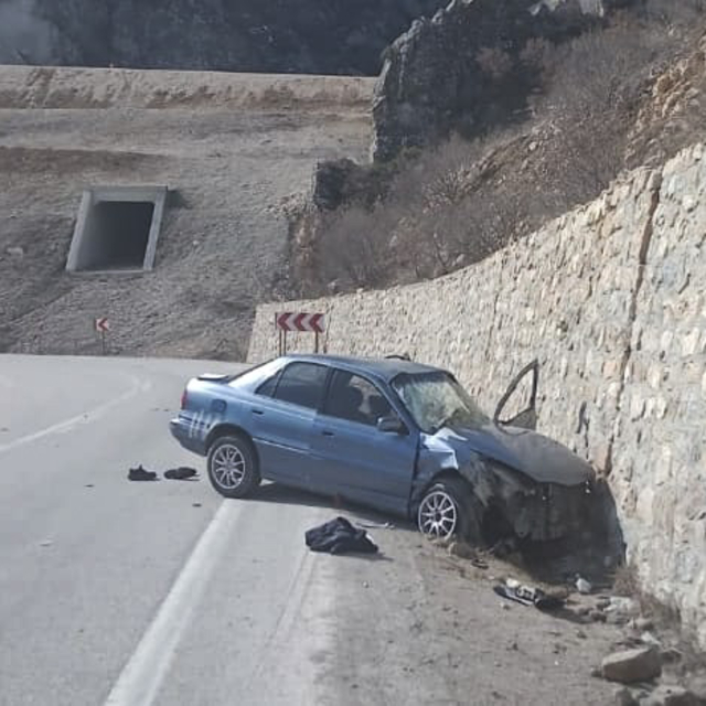 Çorum'da istinat duvarına çarpan otomobildeki 3 kişi yaralandı