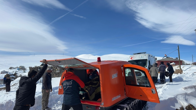 Ardahan'da kar nedeniyle köyde mahsur kalan yaşlı hasta, paletli araçla kurtarıldı