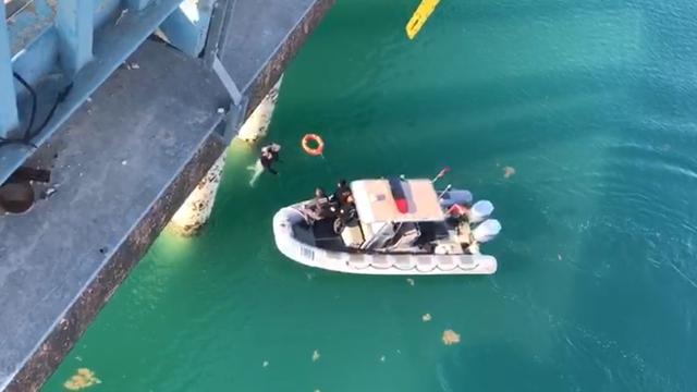 Köprüden baraj gölüne atlayan kadını su altı polisi kurtardı