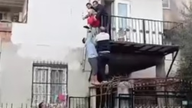 Evdeki yangında mahsur kalan kadını mahalleli kurtardı